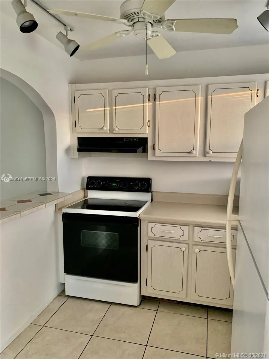 8220 Sunrise Lakes Blvd #307 Sunrise, FL 33322