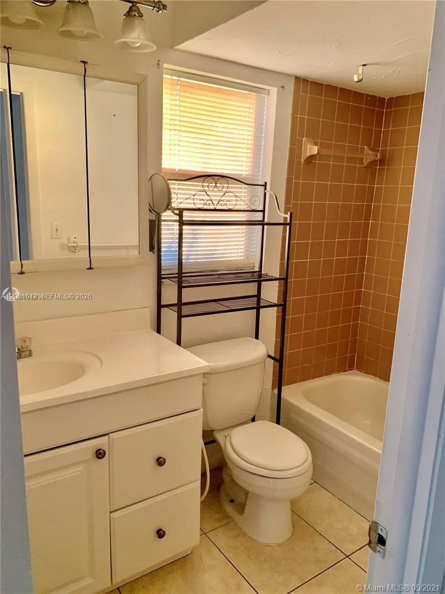 8220 Sunrise Lakes Blvd #307 Sunrise, FL 33322