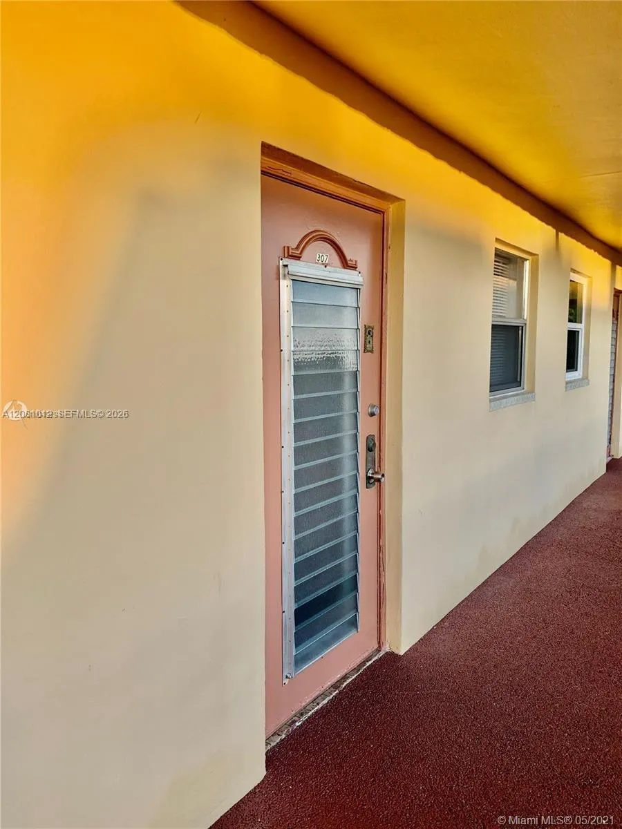 8220 Sunrise Lakes Blvd #307 Sunrise, FL 33322