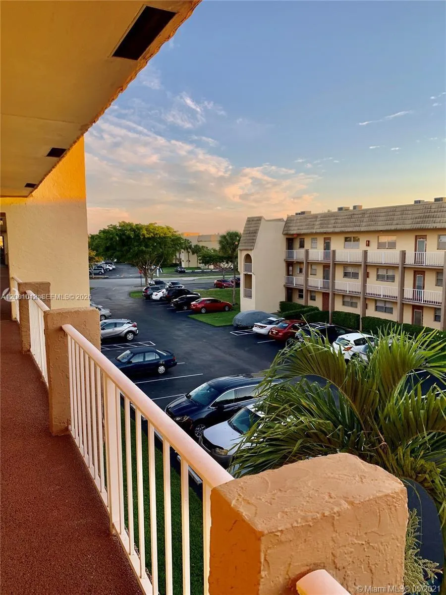 8220 Sunrise Lakes Blvd #307 Sunrise, FL 33322
