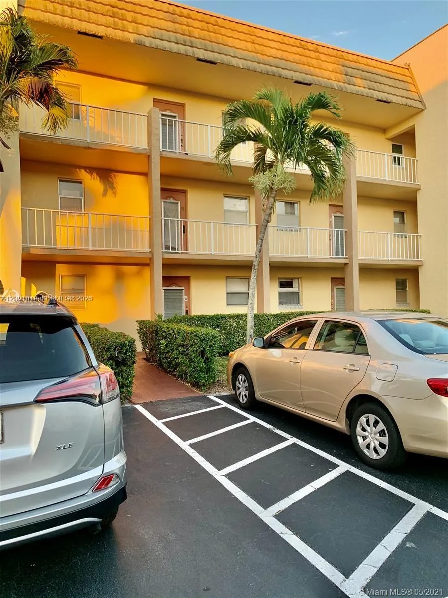 8220 Sunrise Lakes Blvd #307 Sunrise, FL 33322
