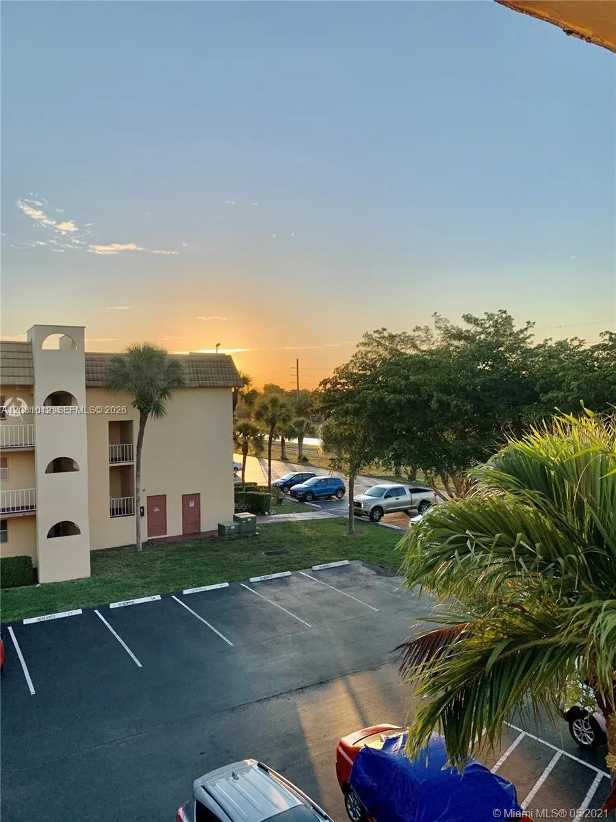 8220 Sunrise Lakes Blvd #307 Sunrise, FL 33322