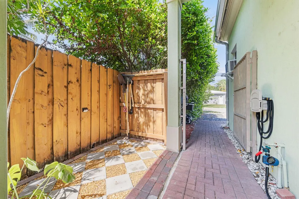 1323 NE 5TH TERRACE #1323 Fort Lauderdale, FL 33304