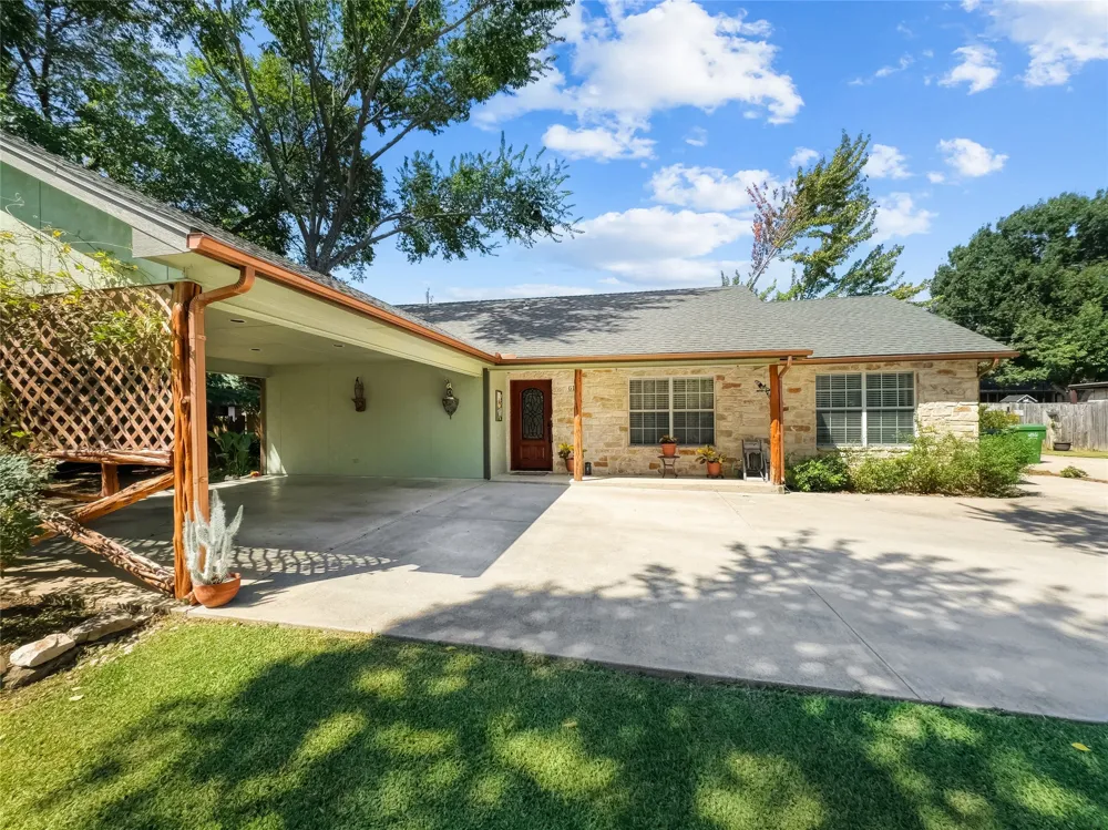 617 Avenue D Springtown, TX 76082