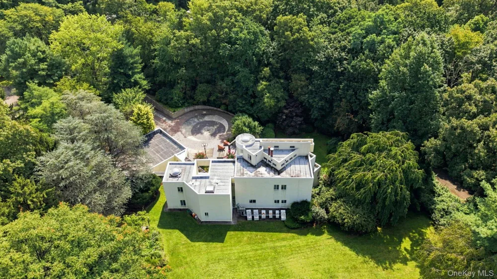7 Mac Lean Drive Brookville, NY 11545