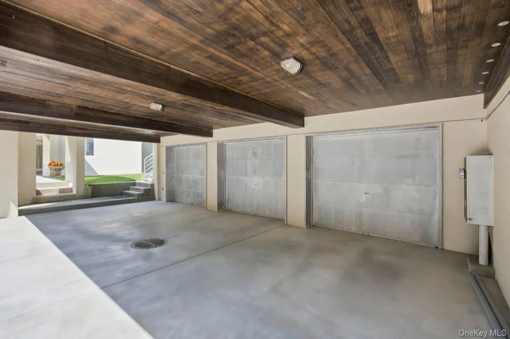 7 Mac Lean Drive Brookville, NY 11545