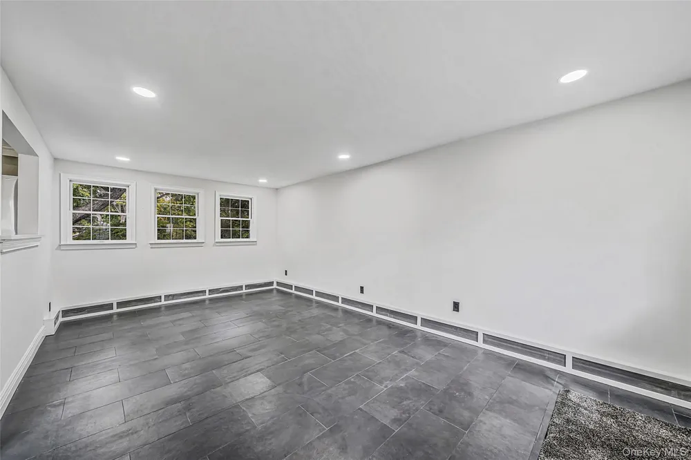 68 Oakdale Avenue Selden, NY 11784
