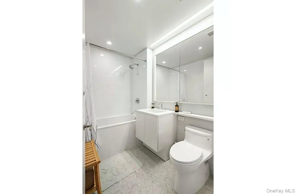 50 Riverside Boulevard #15M New York (Manhattan), NY 10069