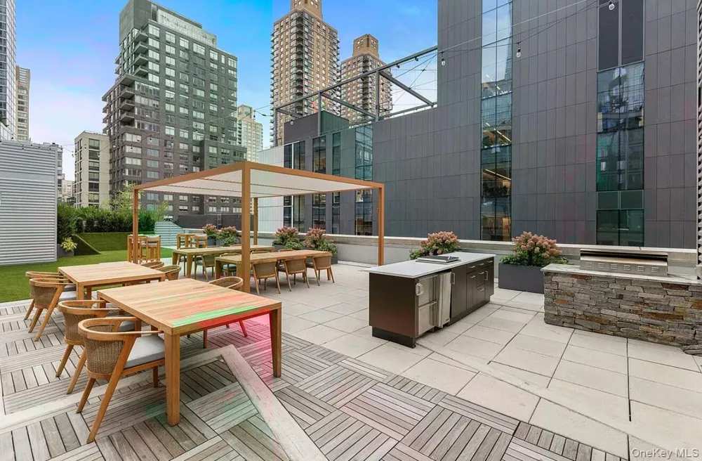 50 Riverside Boulevard #15M New York (Manhattan), NY 10069