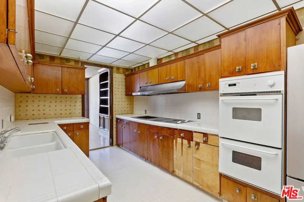 1333 S Beverly Glen Boulevard #403 Los Angeles, CA 90024