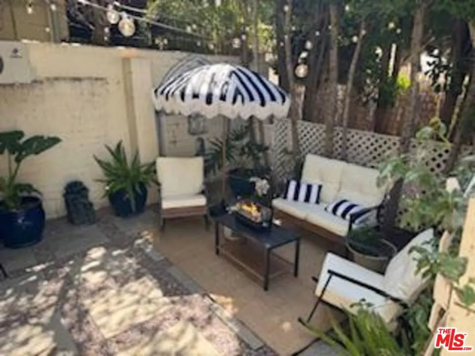 8570 Sherwood Drive West Hollywood, CA 90069