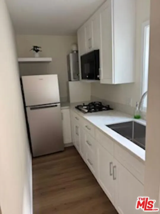 8570 Sherwood Drive West Hollywood, CA 90069