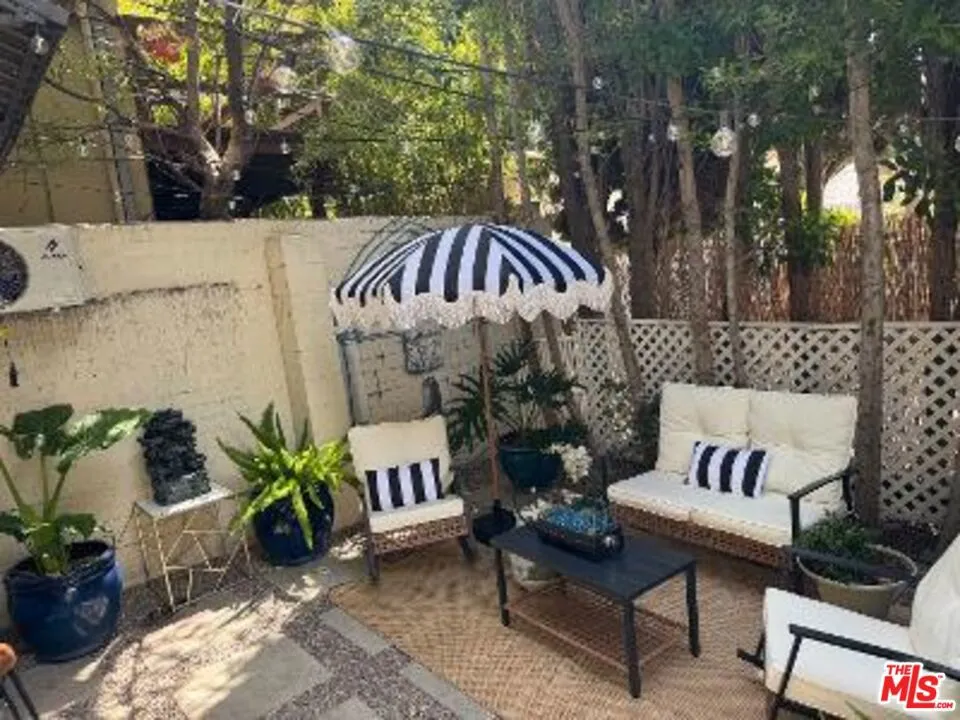8570 Sherwood Drive West Hollywood, CA 90069