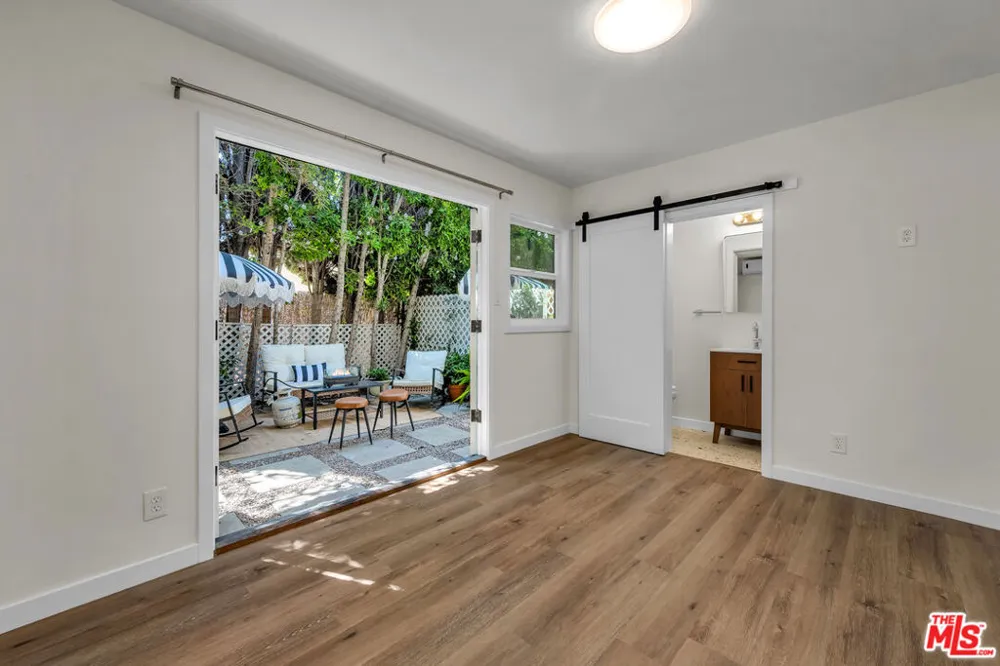 8570 Sherwood Drive West Hollywood, CA 90069
