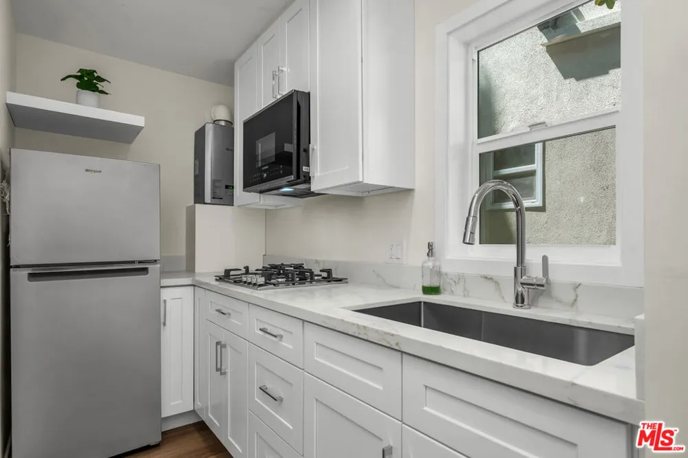 8570 Sherwood Drive West Hollywood, CA 90069