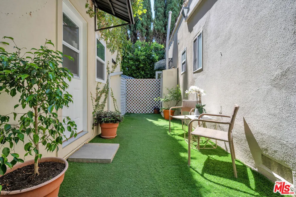 8570 Sherwood Drive West Hollywood, CA 90069