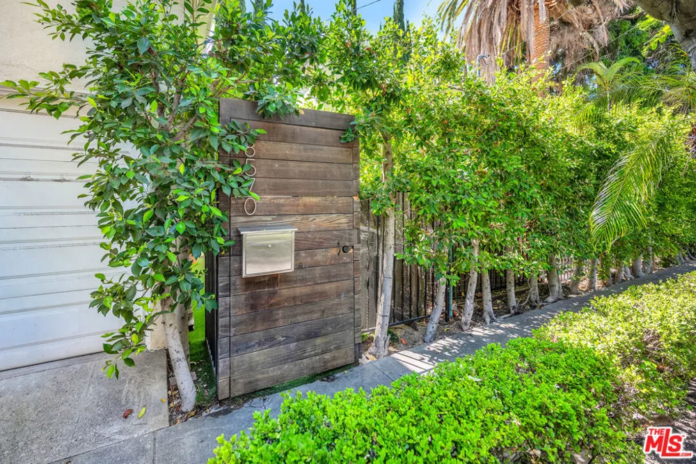 8570 Sherwood Drive West Hollywood, CA 90069