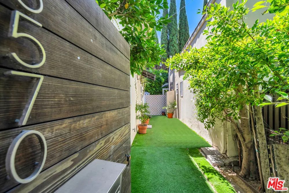 8570 Sherwood Drive West Hollywood, CA 90069
