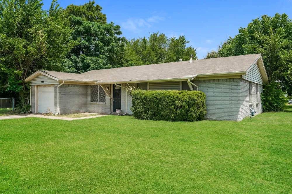 736 Treadwell Drive Hurst, TX 76053