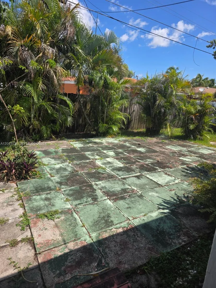 921 NE 163rd St North Miami Beach, FL 33162