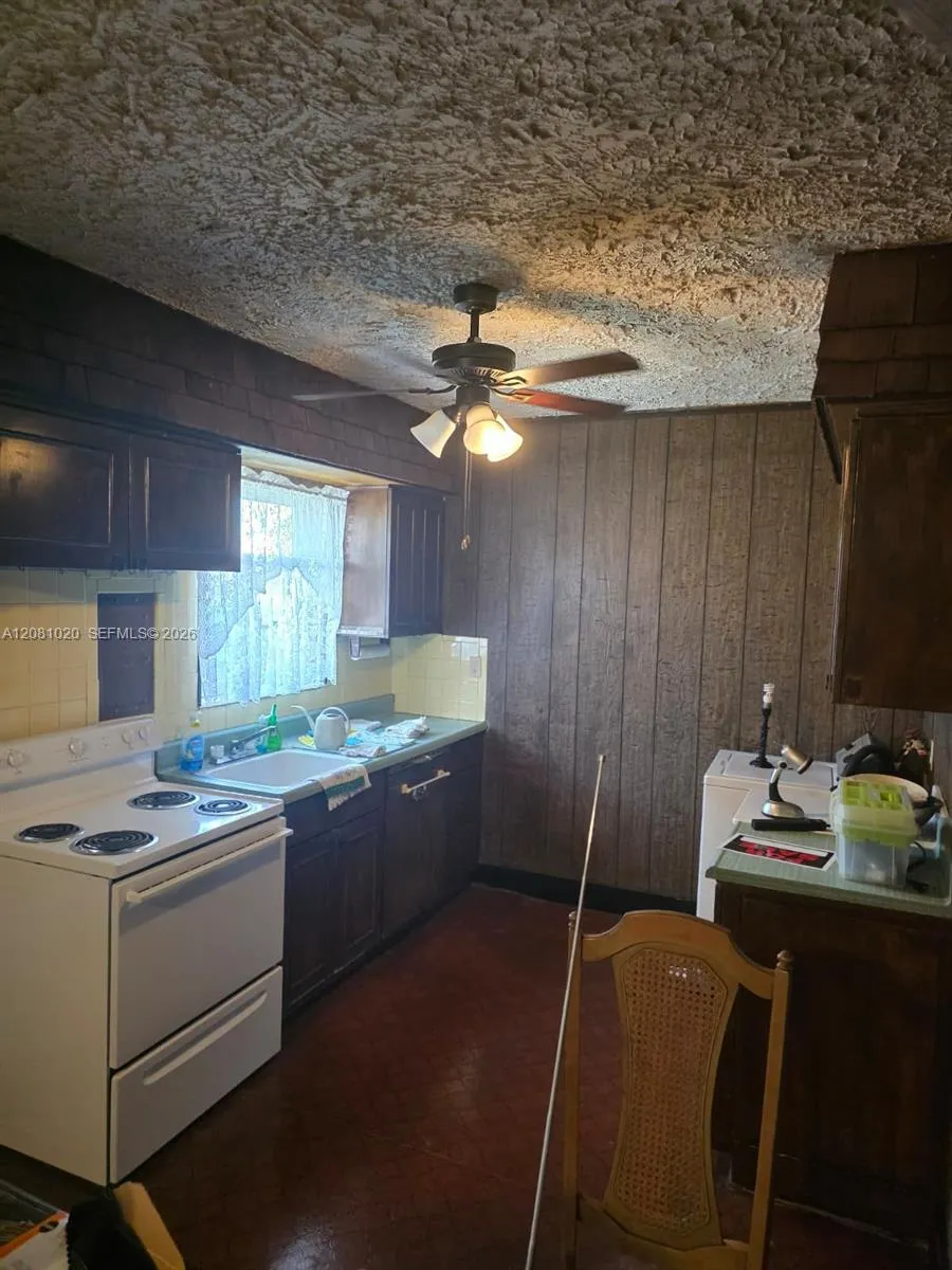 921 NE 163rd St North Miami Beach, FL 33162