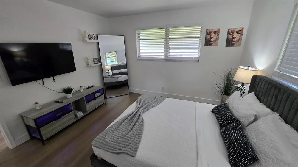 704 NE 8th Street #5 Hallandale Beach, FL 33009