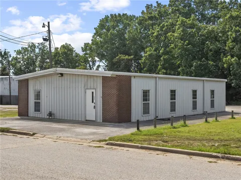 106 Commercial Street