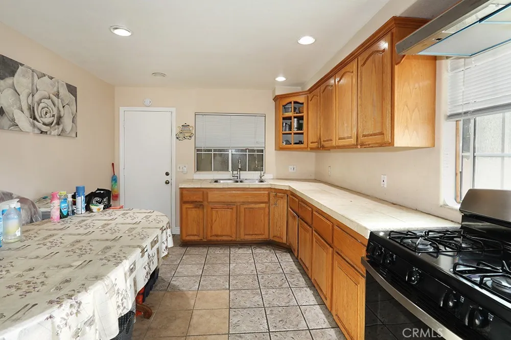 5214 W 3rd Santa Ana, CA 92703