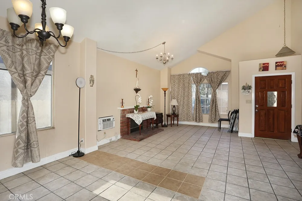 5214 W 3rd Santa Ana, CA 92703