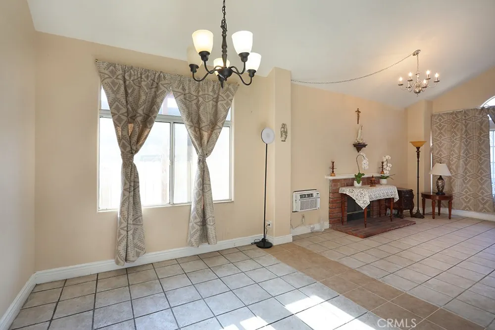 5214 W 3rd Santa Ana, CA 92703