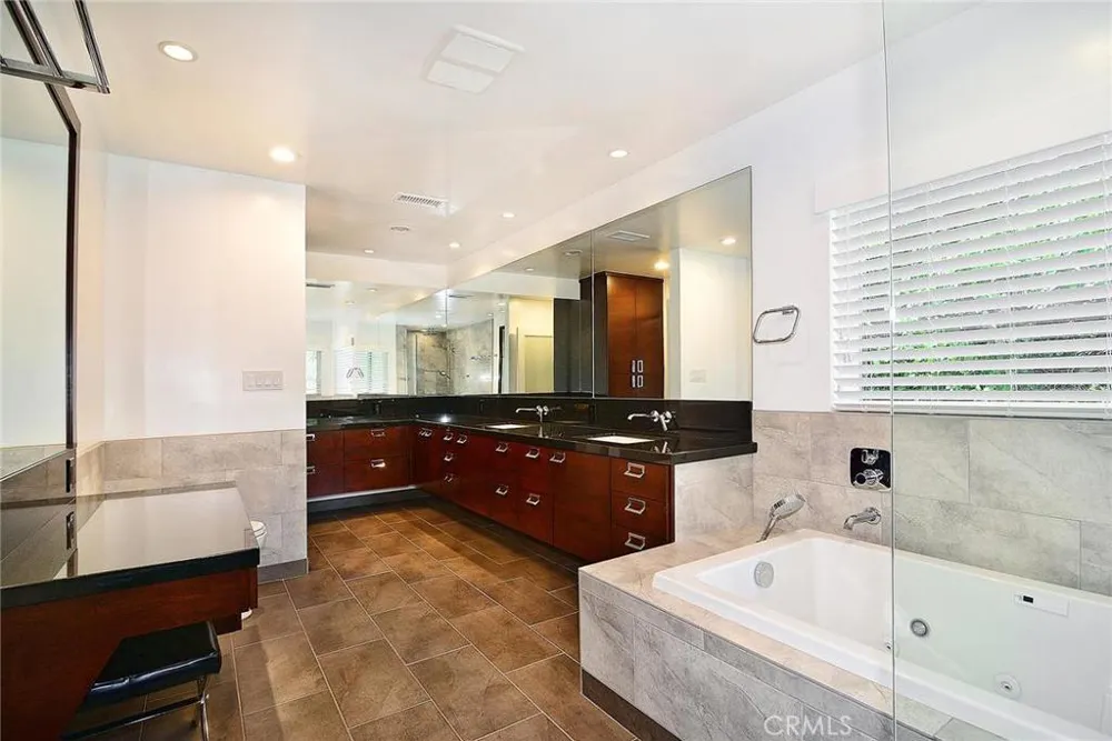 18843 Paseo Nuevo Drive Tarzana, CA 91356