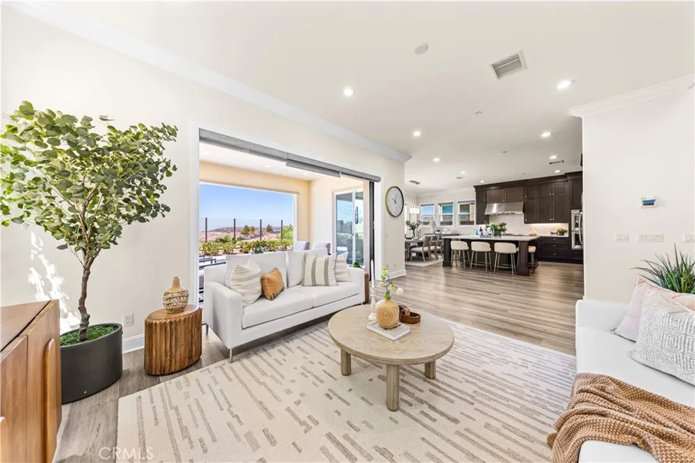 33 Manzanillo Lake Forest, CA 92630