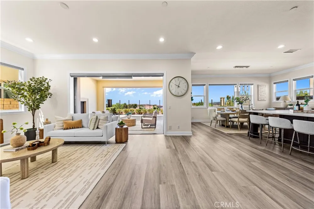 33 Manzanillo Lake Forest, CA 92630