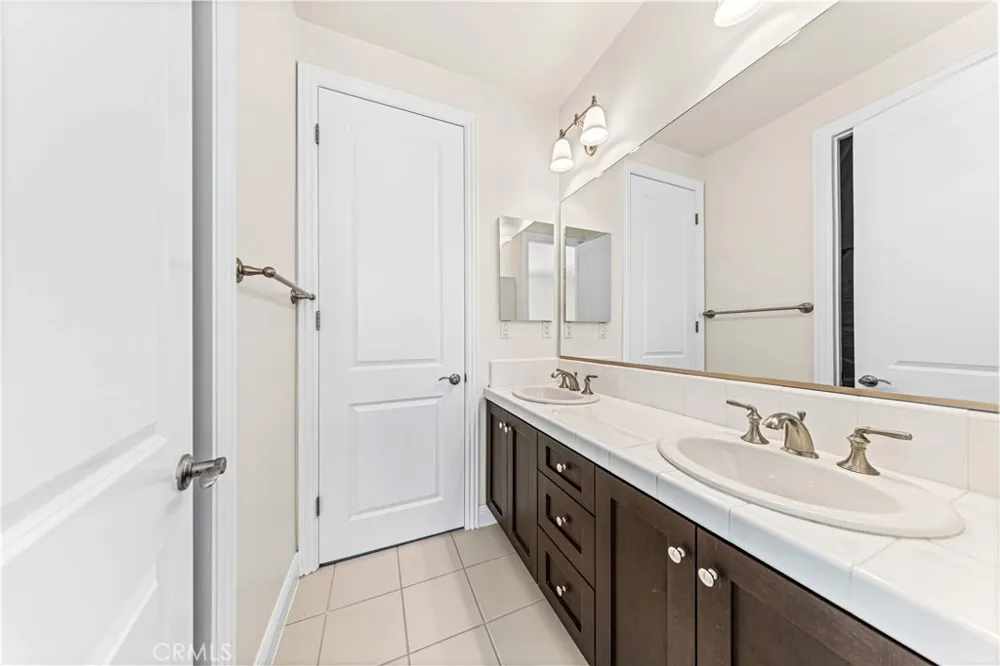 33 Manzanillo Lake Forest, CA 92630