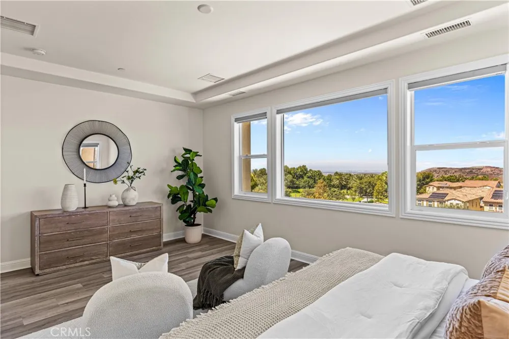 33 Manzanillo Lake Forest, CA 92630