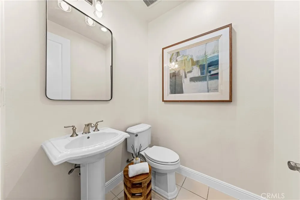 33 Manzanillo Lake Forest, CA 92630