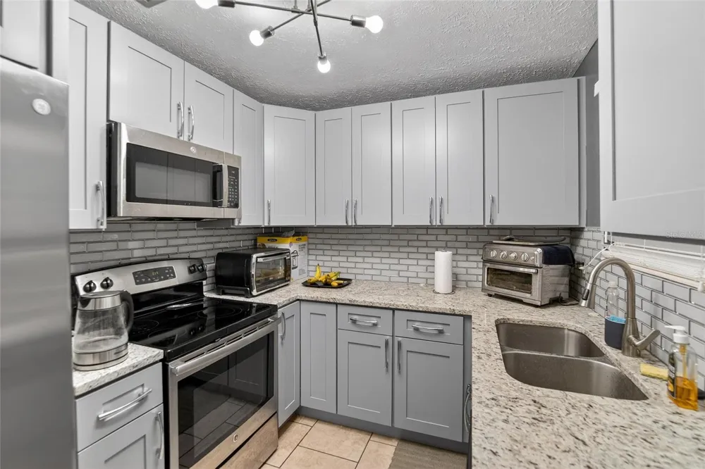 6424 ROCKPOINTE DRIVE Tampa, FL 33634