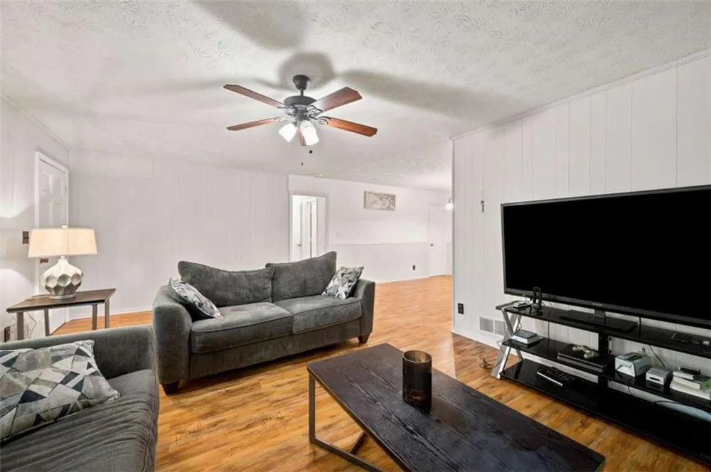 556 Auburn Road Auburn, GA 30011