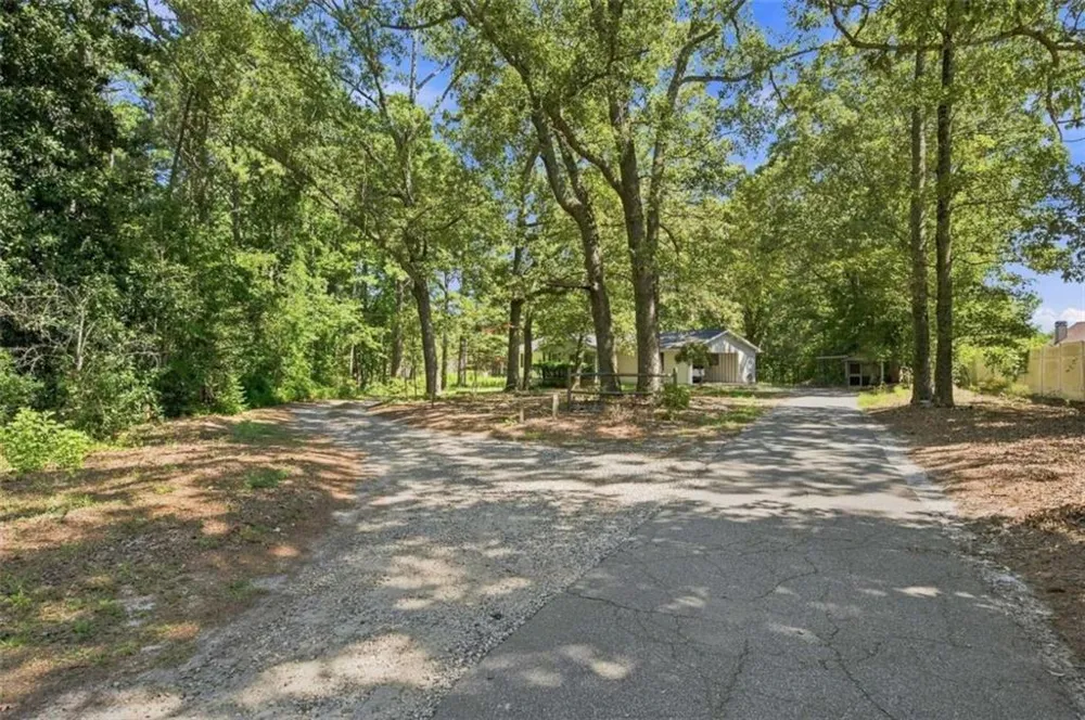 556 Auburn Road Auburn, GA 30011
