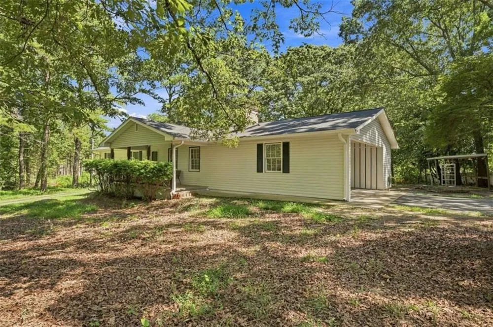 556 Auburn Road Auburn, GA 30011