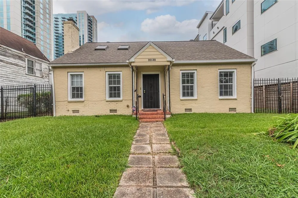 2233 Macgregor Way Houston, TX 77004