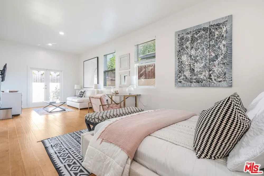 3718 S Barrington Avenue Los Angeles, CA 90066