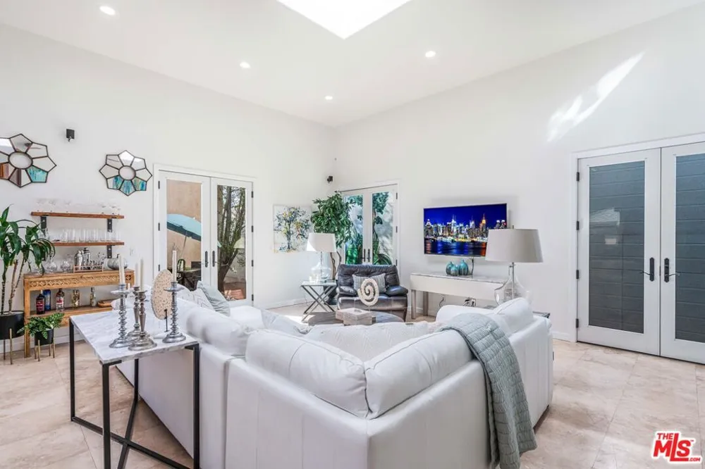 3718 S Barrington Avenue Los Angeles, CA 90066