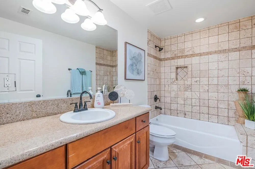 3718 S Barrington Avenue Los Angeles, CA 90066