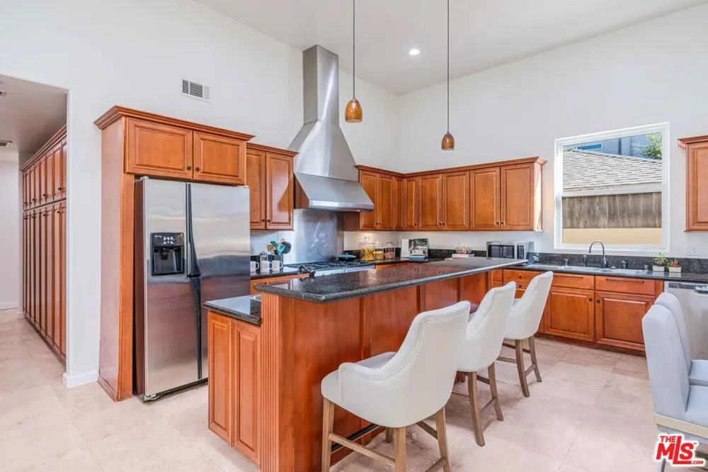 3718 S Barrington Avenue Los Angeles, CA 90066