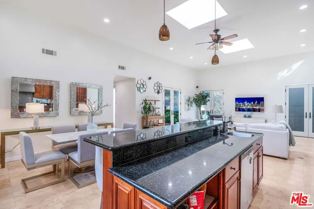 3718 S Barrington Avenue Los Angeles, CA 90066