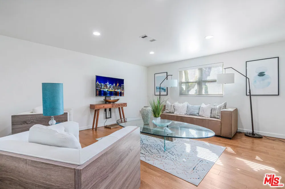 3718 S Barrington Avenue Los Angeles, CA 90066