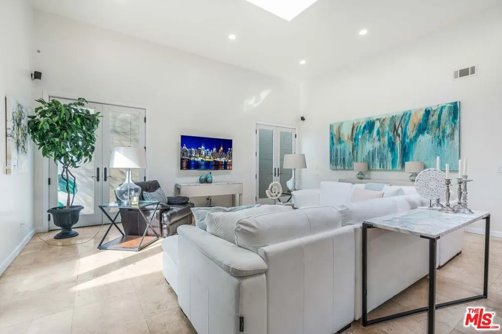 3718 S Barrington Avenue Los Angeles, CA 90066