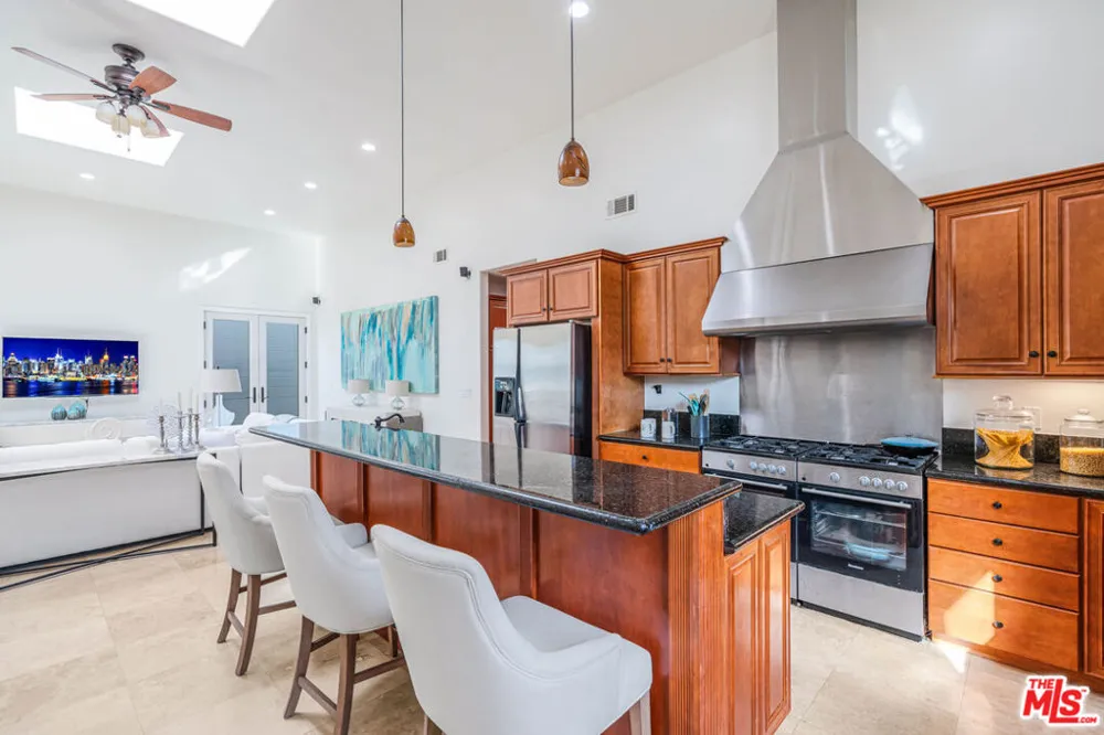3718 S Barrington Avenue Los Angeles, CA 90066