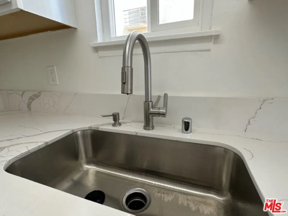 517 S Kenmore Avenue #1 Los Angeles, CA 90020
